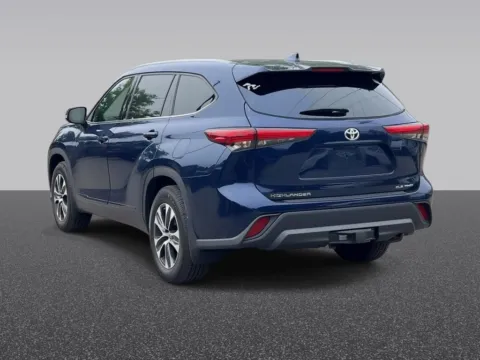 More photos of 2022 Toyota Highlander XLE at Zeigler Chrysler Dodge Jeep Ram of Grandville, MI