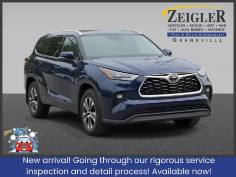 Gray 2022 Toyota Highlander XLE for sale in Grandville, MI