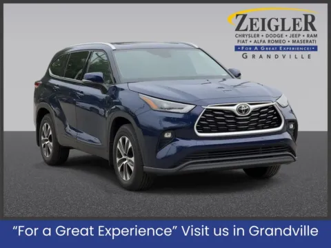 Gray 2022 Toyota Highlander XLE for sale in Grandville, MI