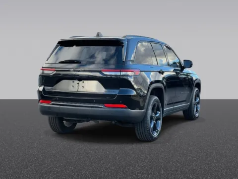 More photos of 2023 Jeep Grand Cherokee Limited at Zeigler Chrysler Dodge Jeep Ram of Grandville, MI