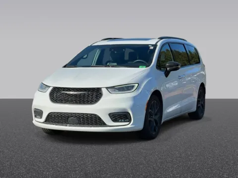 Photos of 2025 Chrysler Pacifica Limited for sale in Grandville, MI at Zeigler Chrysler Dodge Jeep Ram of Grandville
