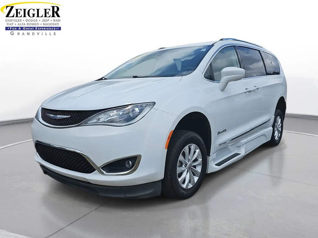 2019 Chrysler Pacifica Touring L for sale in Grandville, MI
