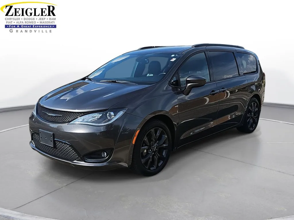 Gray 2018 Chrysler Pacifica Touring L for sale in Grandville, MI