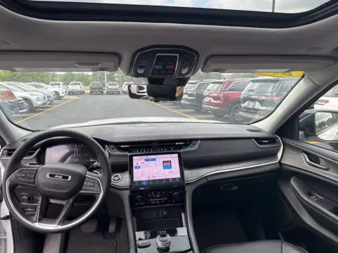 More photos of 2022 Jeep Grand Cherokee Limited at Zeigler Chrysler Dodge Jeep Ram of Grandville, MI