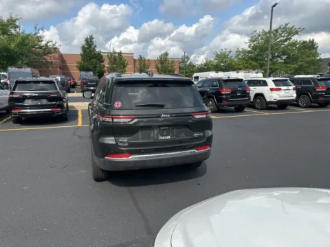 More photos of 2023 Jeep Grand Cherokee Limited at Zeigler Chrysler Dodge Jeep Ram of Grandville, MI