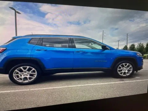 Another view of 2022 Jeep Compass Limited for sale in Grandville, MI at Zeigler Chrysler Dodge Jeep Ram of Grandville