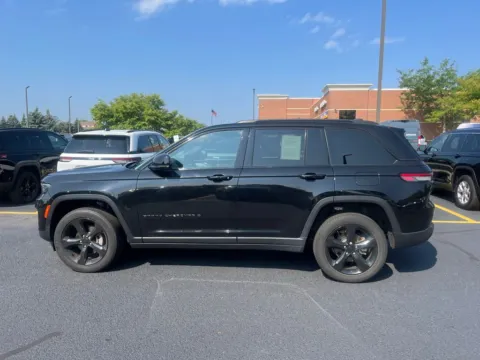 More photos of 2022 Jeep Grand Cherokee Altitude at Zeigler Chrysler Dodge Jeep Ram of Grandville, MI