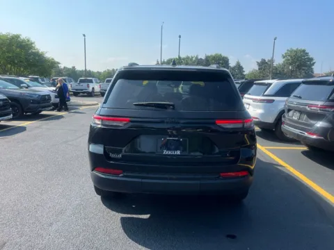 More photos of 2022 Jeep Grand Cherokee Altitude at Zeigler Chrysler Dodge Jeep Ram of Grandville, MI