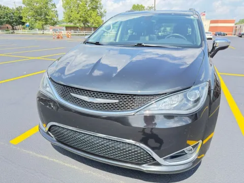 Black 2018 Chrysler Pacifica Limited for sale in Grandville, MI