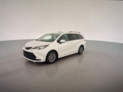 White 2023 Toyota Sienna XLE for sale in Grandville, MI