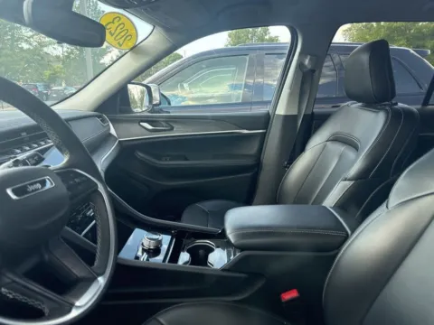 More photos of 2023 Jeep Grand Cherokee Limited at Zeigler Chrysler Dodge Jeep Ram of Grandville, MI
