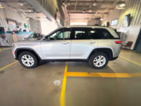 More photos of 2023 Jeep Grand Cherokee Limited at Zeigler Chrysler Dodge Jeep Ram of Grandville, MI