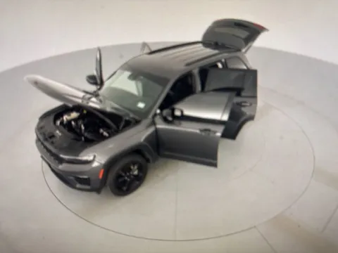 More photos of 2023 Jeep Grand Cherokee Limited at Zeigler Chrysler Dodge Jeep Ram of Grandville, MI