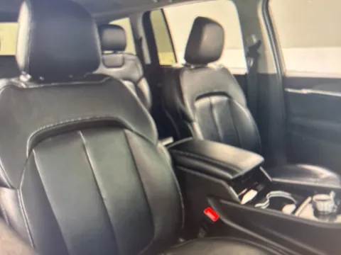More photos of 2023 Jeep Grand Cherokee Limited at Zeigler Chrysler Dodge Jeep Ram of Grandville, MI