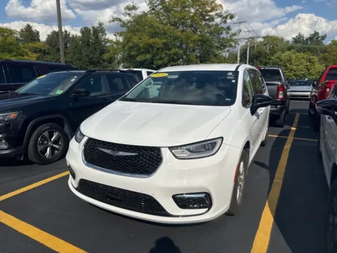 White 2024 Chrysler Pacifica Touring L for sale in Grandville, MI