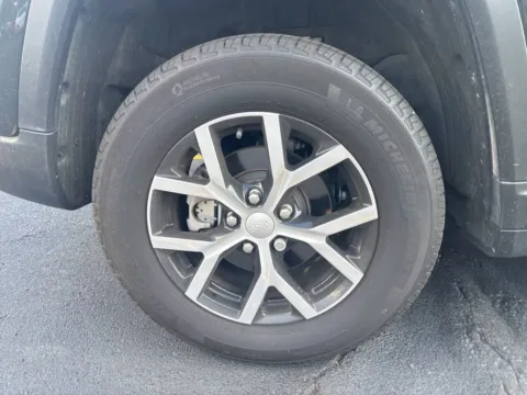 More photos of 2023 Jeep Grand Cherokee Limited at Zeigler Chrysler Dodge Jeep Ram of Grandville, MI