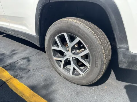 More photos of 2023 Jeep Grand Cherokee Limited at Zeigler Chrysler Dodge Jeep Ram of Grandville, MI