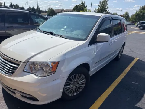White 2015 Chrysler Town & Country Touring-L for sale in Grandville, MI