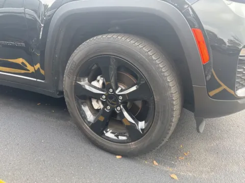 More photos of 2023 Jeep Grand Cherokee Limited at Zeigler Chrysler Dodge Jeep Ram of Grandville, MI