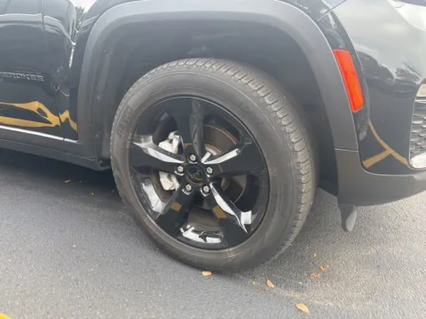 More photos of 2023 Jeep Grand Cherokee Limited at Zeigler Chrysler Dodge Jeep Ram of Grandville, MI