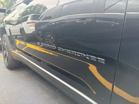 More photos of 2023 Jeep Grand Cherokee Limited at Zeigler Chrysler Dodge Jeep Ram of Grandville, MI