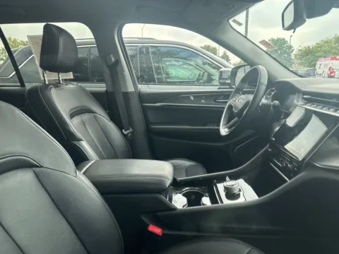 More photos of 2022 Jeep Grand Cherokee Limited at Zeigler Chrysler Dodge Jeep Ram of Grandville, MI