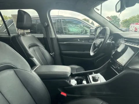 More photos of 2022 Jeep Grand Cherokee Limited at Zeigler Chrysler Dodge Jeep Ram of Grandville, MI