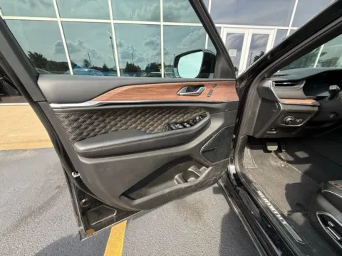 More photos of 2023 Jeep Grand Cherokee L Summit at Zeigler Chrysler Dodge Jeep Ram of Grandville, MI