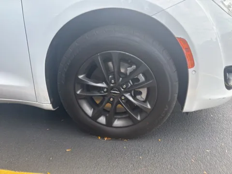 More photos of 2020 Chrysler Pacifica Launch Edition at Zeigler Chrysler Dodge Jeep Ram of Grandville, MI