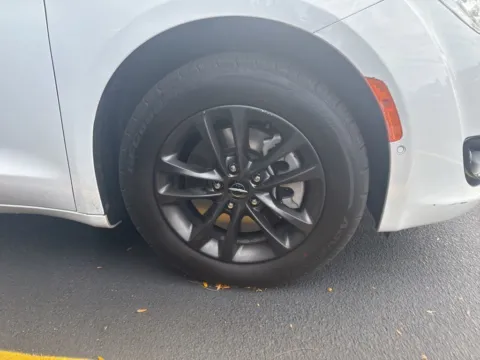More photos of 2020 Chrysler Pacifica Launch Edition at Zeigler Chrysler Dodge Jeep Ram of Grandville, MI