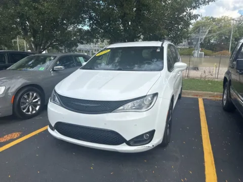 White 2020 Chrysler Pacifica Launch Edition for sale in Grandville, MI
