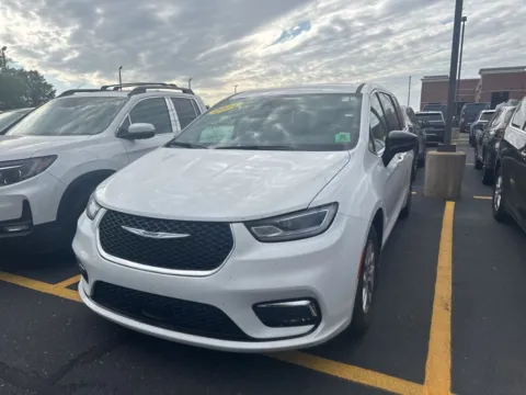 White 2024 Chrysler Pacifica Touring L for sale in Grandville, MI