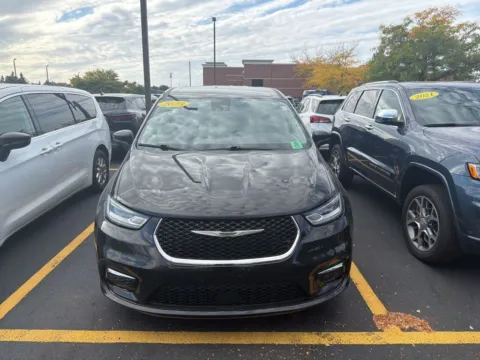 Black 2023 Chrysler Pacifica Touring L for sale in Grandville, MI