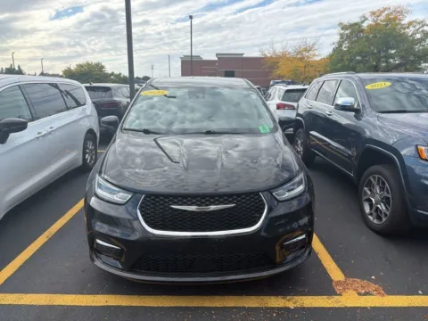Black 2023 Chrysler Pacifica Touring L for sale in Grandville, MI