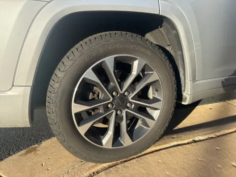 More photos of 2021 Jeep Grand Cherokee L Overland at Zeigler Chrysler Dodge Jeep Ram of Grandville, MI