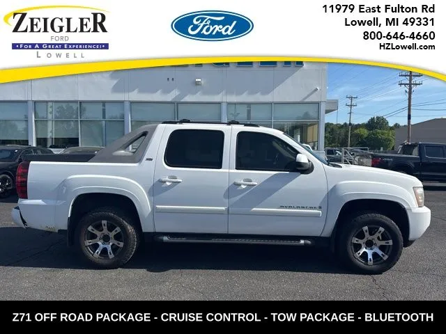 White 2009 Chevrolet Avalanche 1500 LT for sale in Lowell, MI