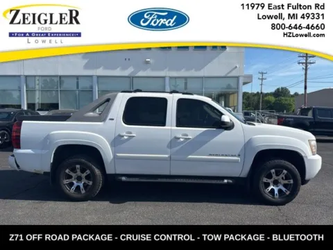 White 2009 Chevrolet Avalanche 1500 LT for sale in Lowell, MI