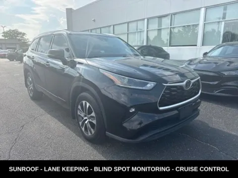 More photos of 2021 Toyota Highlander XLE at Zeigler Ford of Lowell, MI