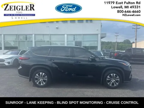 Black 2021 Toyota Highlander XLE for sale in Lowell, MI