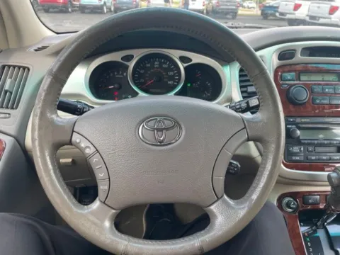 Photos of 2004 Toyota Highlander Limited for sale in Lowell, MI at Zeigler Ford of Lowell