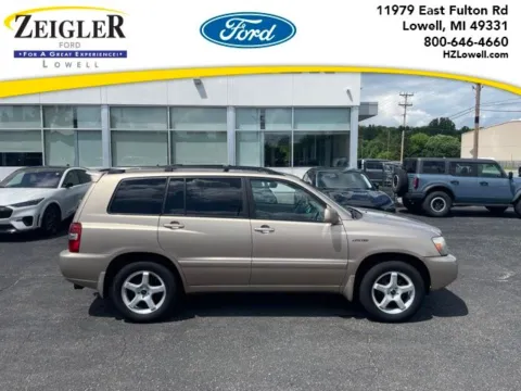 Gold 2004 Toyota Highlander Limited for sale in Lowell, MI