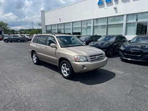 More photos of 2004 Toyota Highlander Limited at Zeigler Ford of Lowell, MI