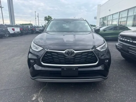 Another view of 2026 Toyota Highlander Hybrid Platinum for sale in Lowell, MI at Zeigler Ford of Lowell