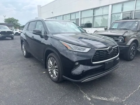 Photos of 2026 Toyota Highlander Hybrid Platinum for sale in Lowell, MI at Zeigler Ford of Lowell
