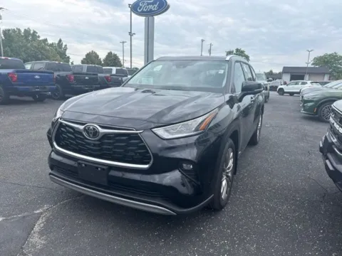 More photos of 2026 Toyota Highlander Hybrid Platinum at Zeigler Ford of Lowell, MI