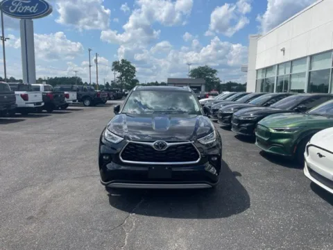 More photos of 2026 Toyota Highlander Hybrid Platinum at Zeigler Ford of Lowell, MI
