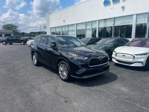 More photos of 2026 Toyota Highlander Hybrid Platinum at Zeigler Ford of Lowell, MI