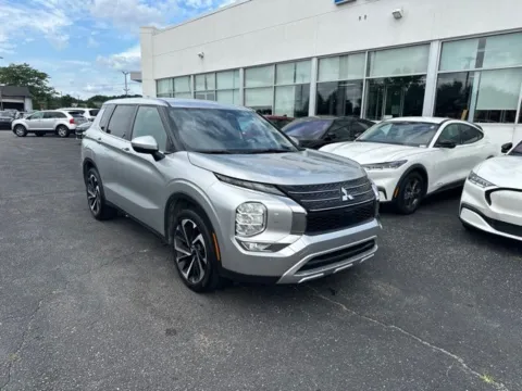 More photos of 2024 Mitsubishi Outlander SE at Zeigler Ford of Lowell, MI