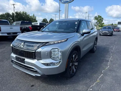 More photos of 2025 Mitsubishi Outlander SE at Zeigler Ford of Lowell, MI