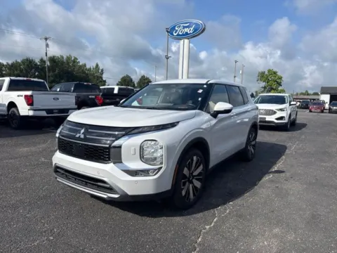 More photos of 2025 Mitsubishi Outlander SE at Zeigler Ford of Lowell, MI